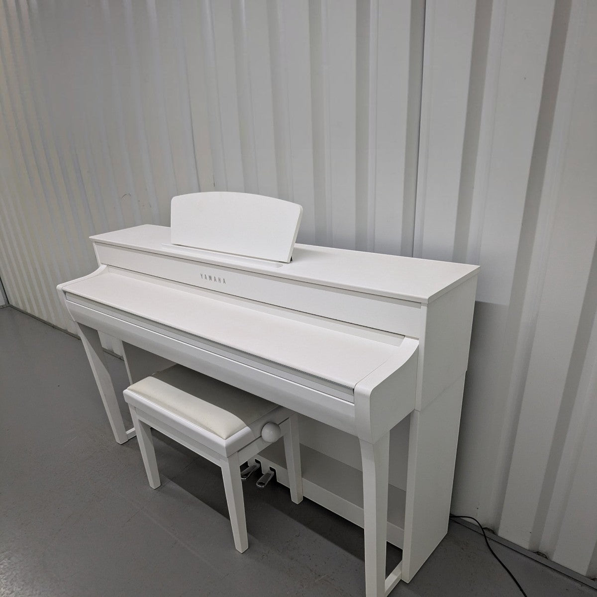 Đàn piano điện Yamaha CLP-735 màu trắng trang nhã, thiết kế hiện đại tại Tân Nhạc Cụ, kèm ghế ngồi đồng bộ