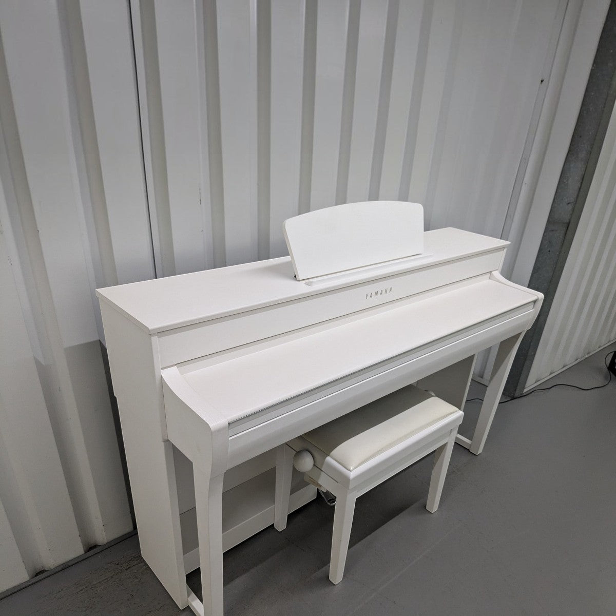 Đàn piano điện Yamaha CLP-735 màu trắng trang nhã, thiết kế hiện đại tại TÂN NHẠC CỤ, kèm ghế ngồi đồng bộ.