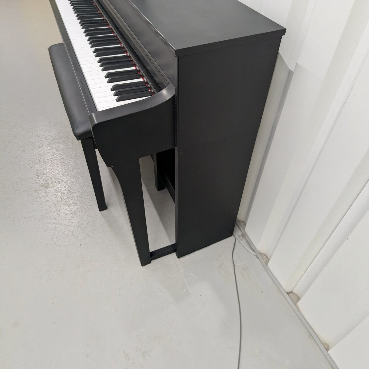 Đàn piano điện Yamaha CLP-735 màu đen sang trọng tại Tân Nhạc Cụ với thiết kế dáng tủ đứng hiện đại