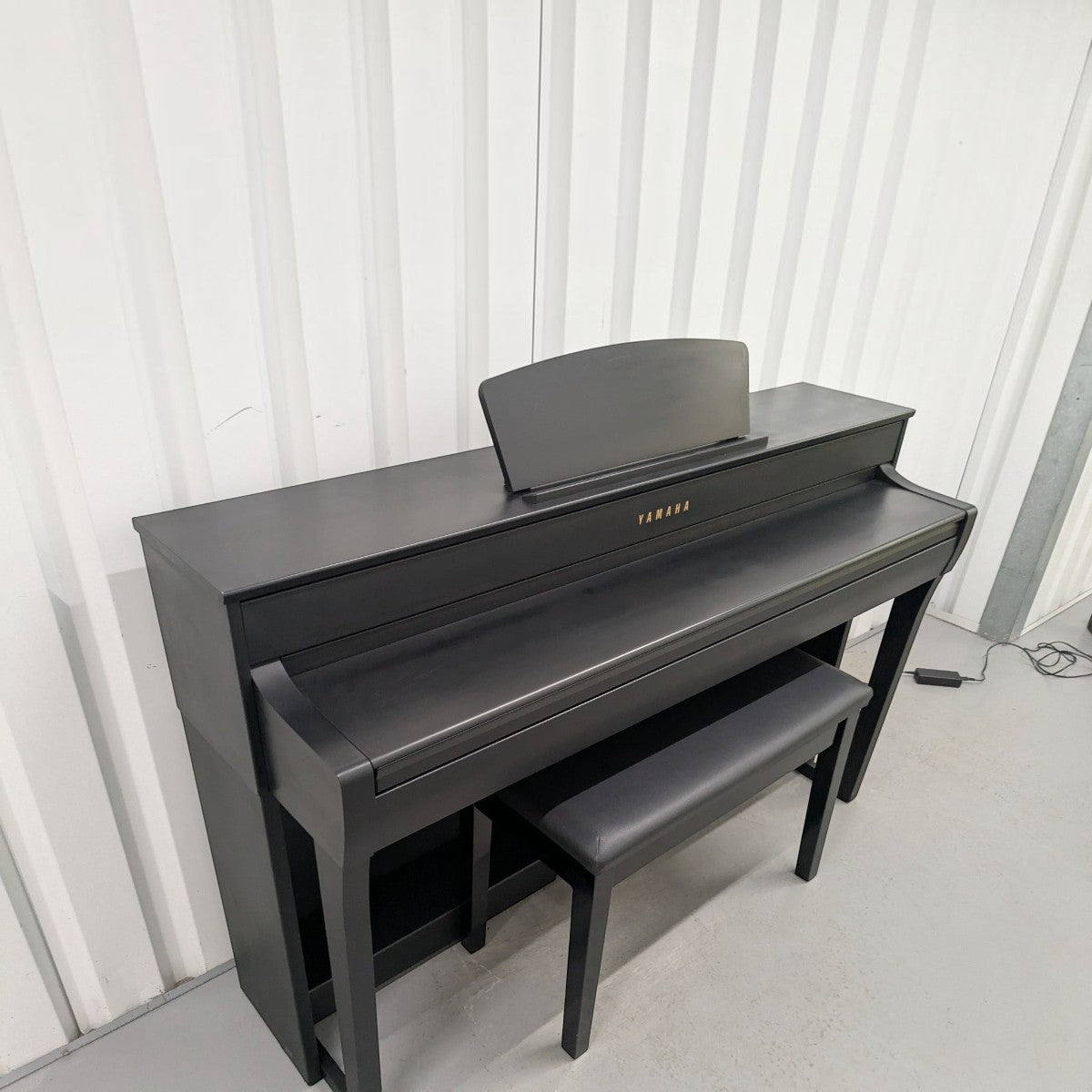 Đàn piano điện Yamaha CLP-735 màu đen sang trọng tại Tân Nhạc Cụ, thiết kế dáng tủ đứng kèm ghế ngồi đồng bộ.