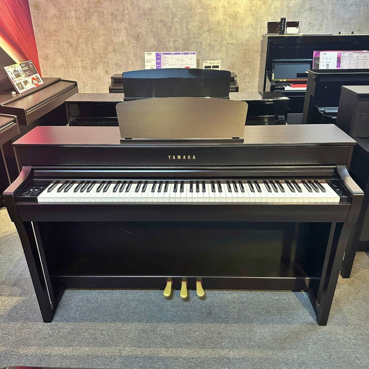 Đàn piano điện Yamaha CLP-735 màu đen sang trọng tại showroom TÂN NHẠC CỤ với bàn phím GrandTouch-S và 3 pedal
