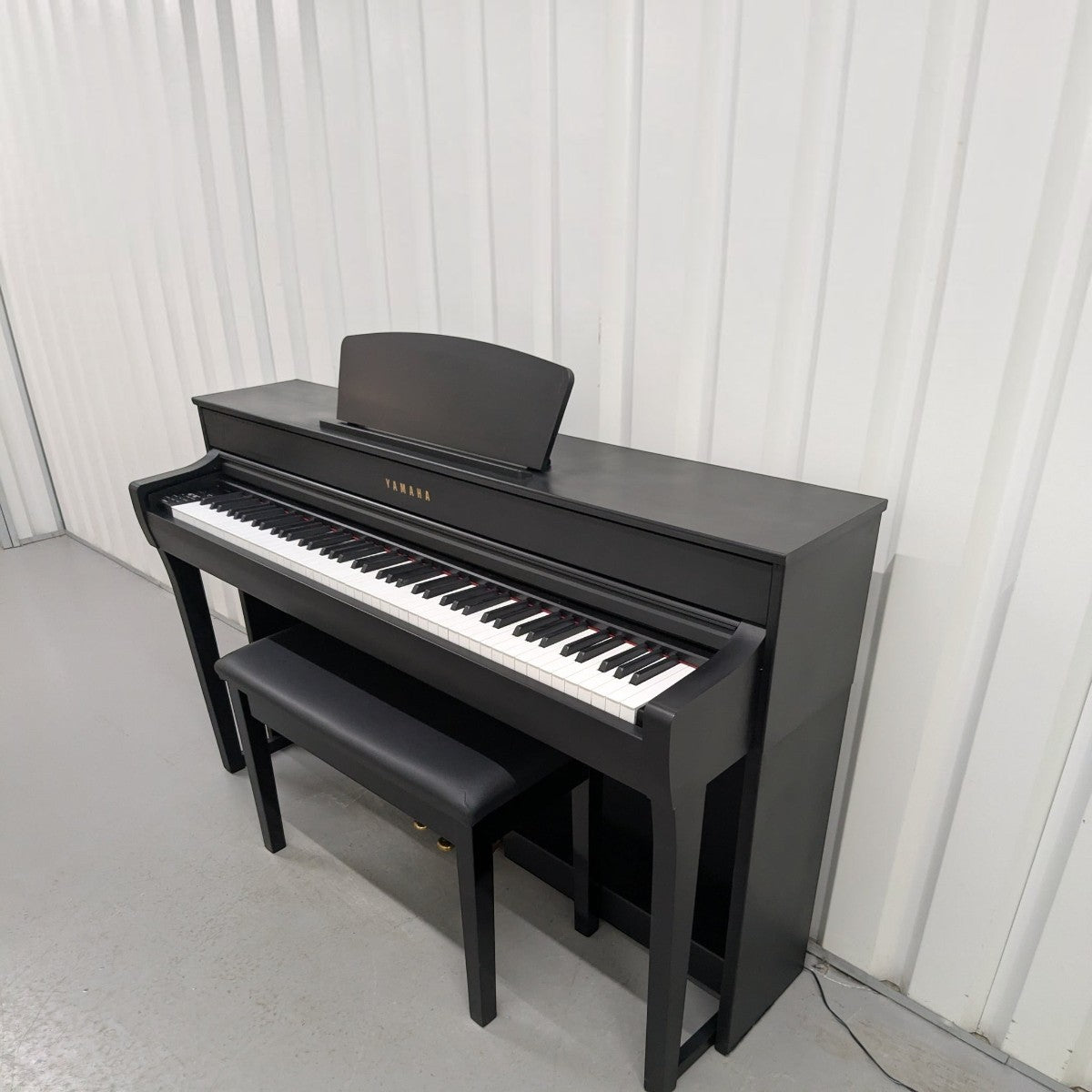 Đàn piano điện Yamaha CLP-735 màu đen sang trọng tại TÂN NHẠC CỤ, thiết kế hiện đại kèm ghế ngồi đồng bộ