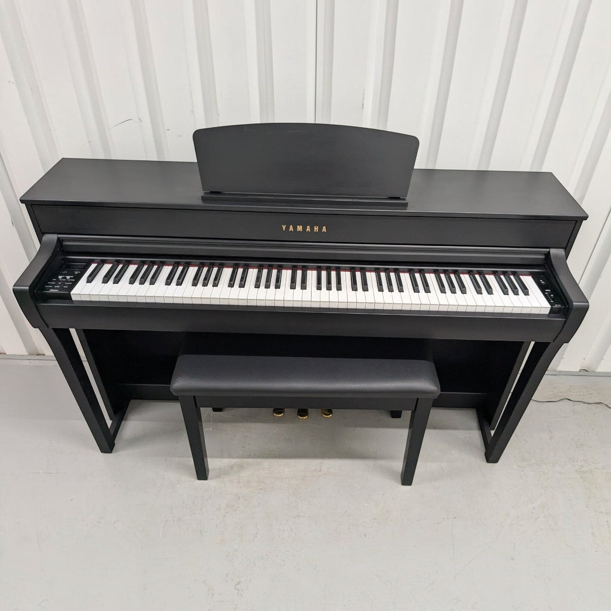 Đàn piano điện Yamaha CLP-735 màu đen tại Tân Nhạc Cụ, thiết kế dáng tủ đứng sang trọng kèm ghế ngồi