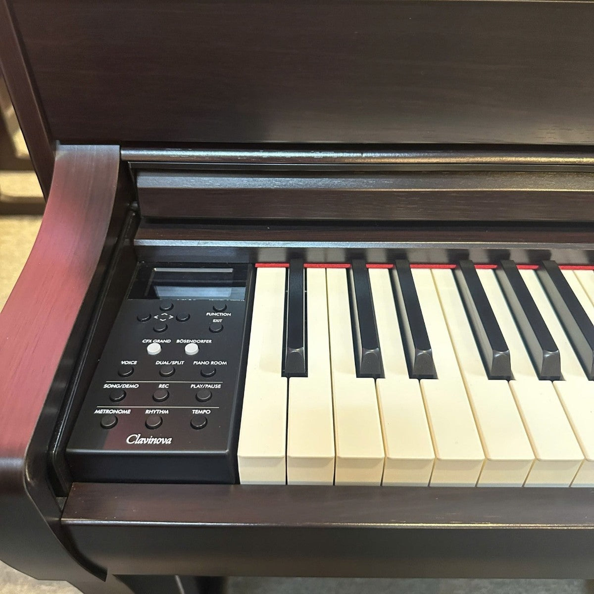 Bảng điều khiển và bàn phím GrandTouch-S của đàn piano điện Yamaha CLP-735 tại Tân Nhạc Cụ