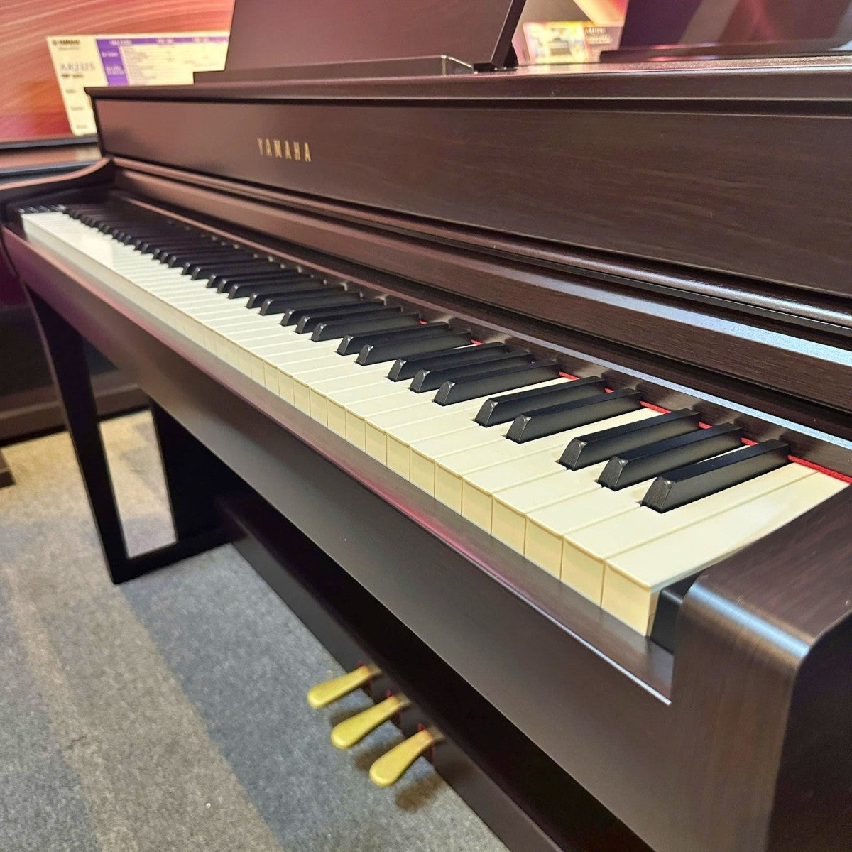 Đàn piano điện Yamaha CLP-735 tại TÂN NHẠC CỤ với thiết kế màu nâu gỗ sang trọng và bàn phím GrandTouch-S cao cấp