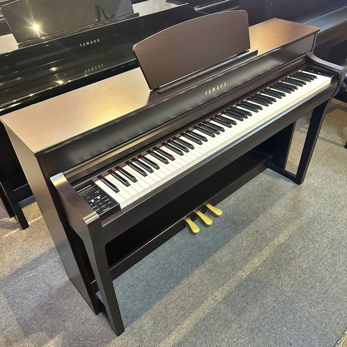 Đàn piano điện Yamaha CLP-735 màu nâu gỗ tại cửa hàng TÂN NHẠC CỤ, thiết kế sang trọng với 88 phím GrandTouch-S.