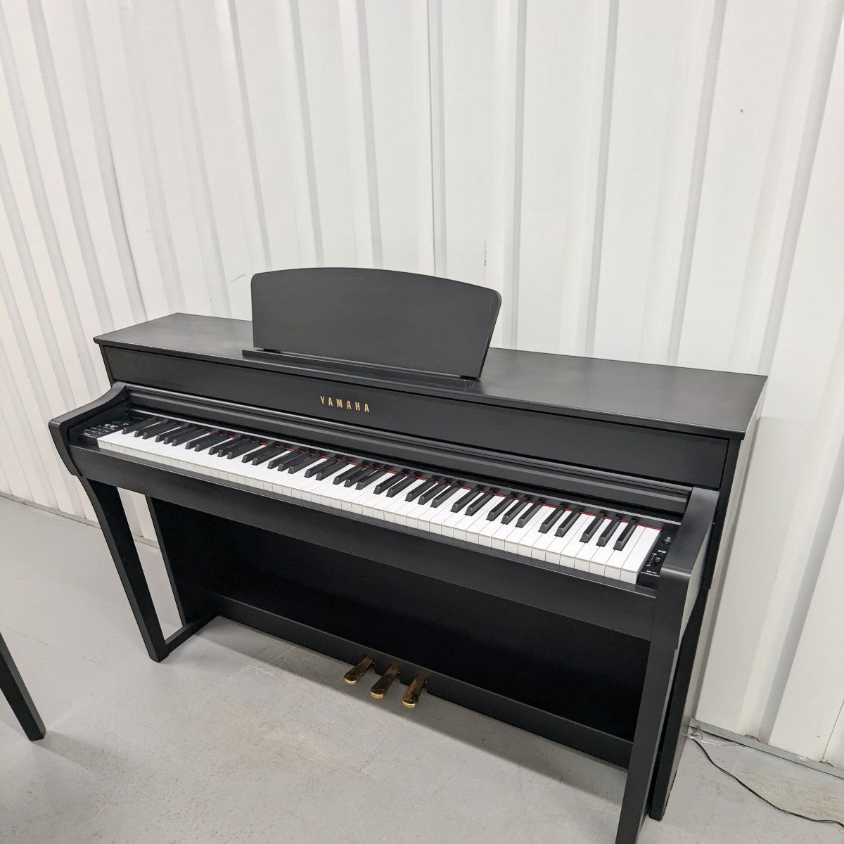 Đàn piano điện Yamaha CLP-735 màu đen tại TÂN NHẠC CỤ, thiết kế dáng tủ đứng sang trọng với bàn phím GrandTouch-S