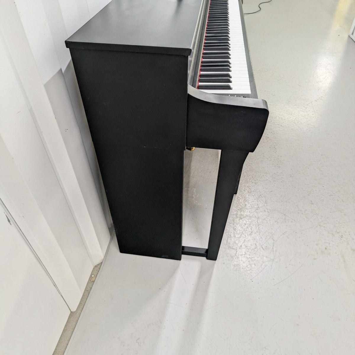 Đàn piano điện Yamaha CLP-735 màu đen tại Tân Nhạc Cụ, góc nhìn nghiêng từ bên hông