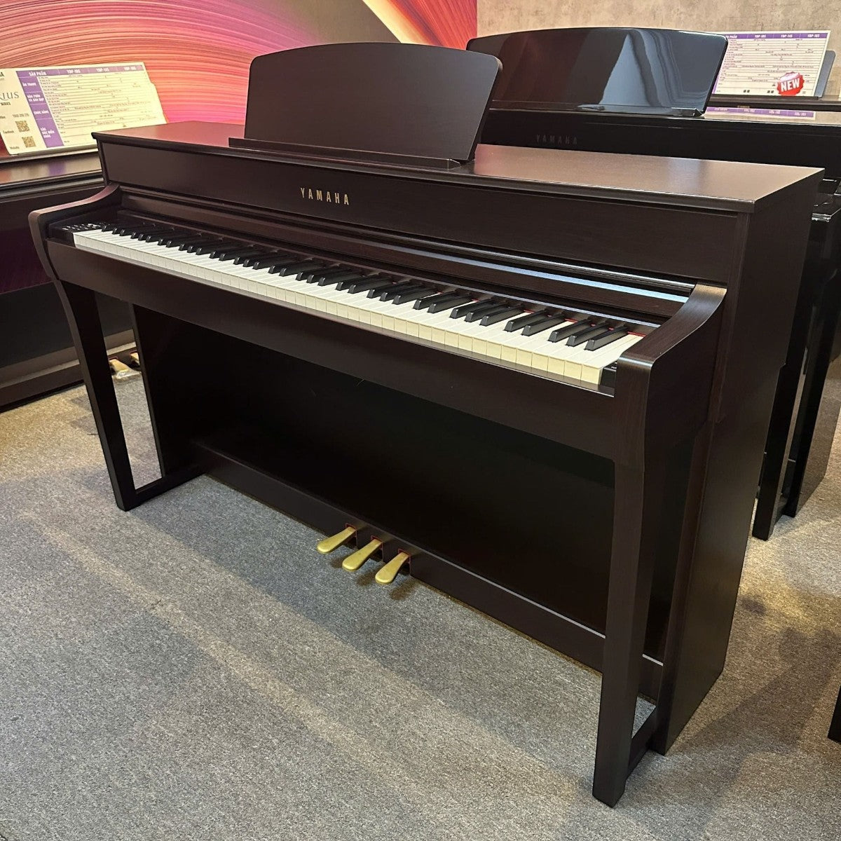 Đàn piano điện Yamaha CLP-735 màu nâu gỗ tại showroom TÂN NHẠC CỤ với thiết kế dáng tủ đứng sang trọng