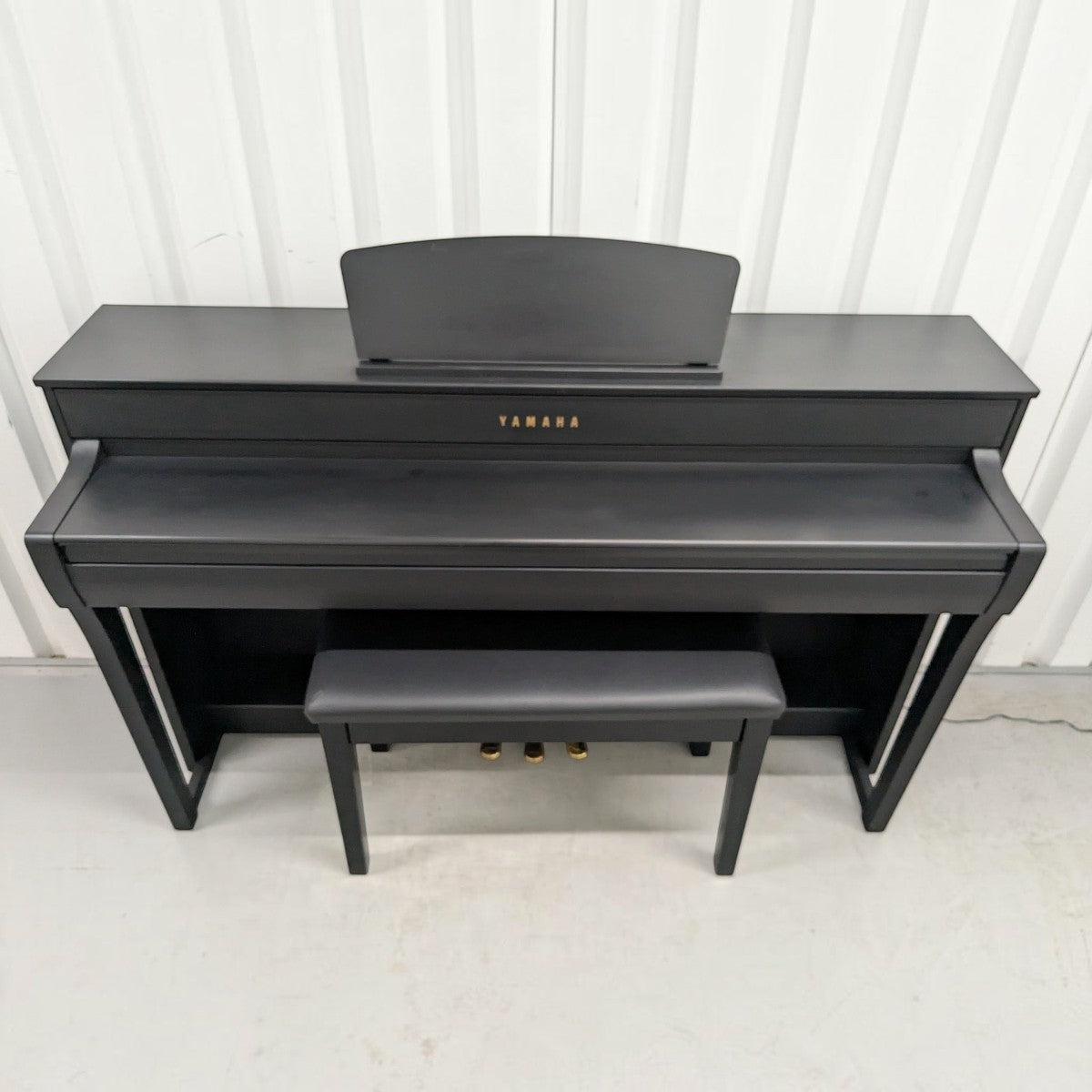 Đàn piano điện Yamaha CLP-735 màu đen sang trọng tại TÂN NHẠC CỤ, thiết kế dáng tủ đứng hiện đại kèm ghế ngồi