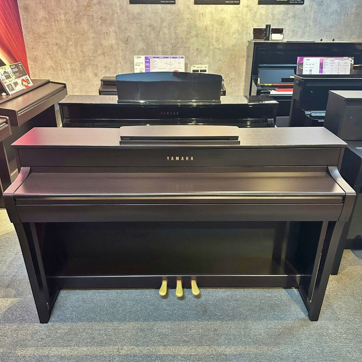 Đàn piano điện Yamaha CLP-735 màu nâu gỗ sang trọng tại showroom TÂN NHẠC CỤ, thiết kế hiện đại với 3 pedal