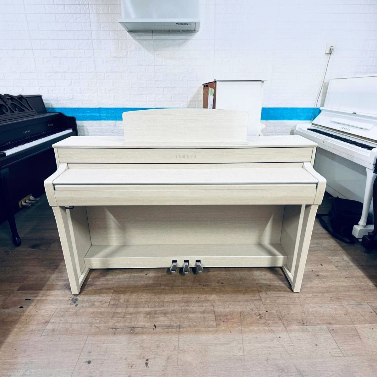 Đàn piano điện Yamaha CLP-745 màu trắng tại Tân Nhạc Cụ, thiết kế dáng tủ sang trọng với bàn phím gỗ GrandTouch-S.