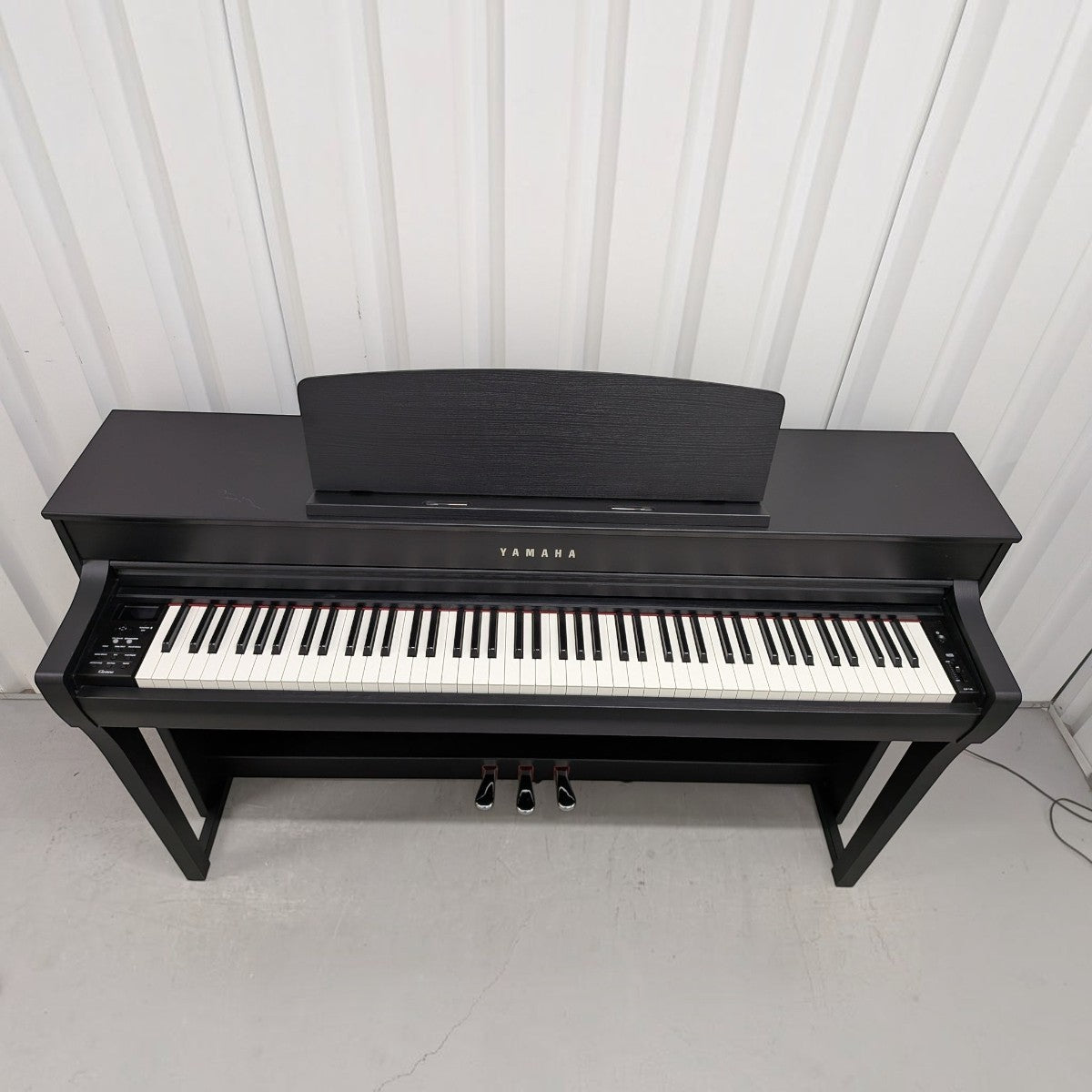 Đàn piano điện Yamaha CLP-745 màu đen sang trọng tại TÂN NHẠC CỤ, thiết kế dáng tủ hiện đại với 88 phím gỗ cao cấp.
