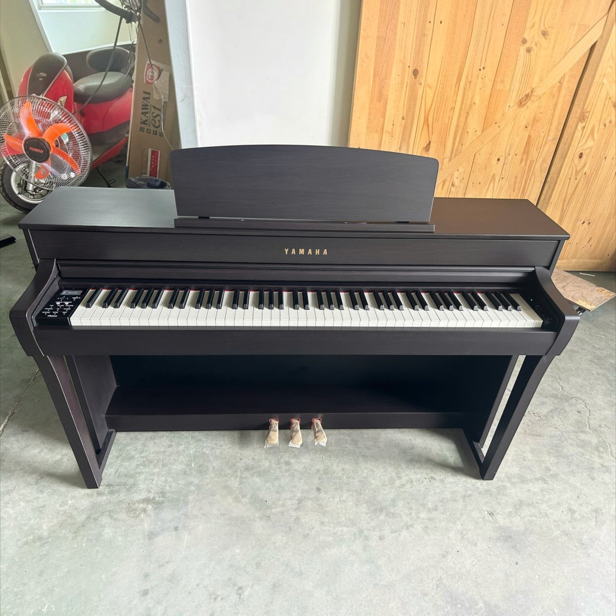 Đàn piano điện Yamaha CLP-745 màu nâu gỗ tại Tân Nhạc Cụ với bàn phím gỗ GrandTouch-S và thiết kế dáng tủ sang trọng