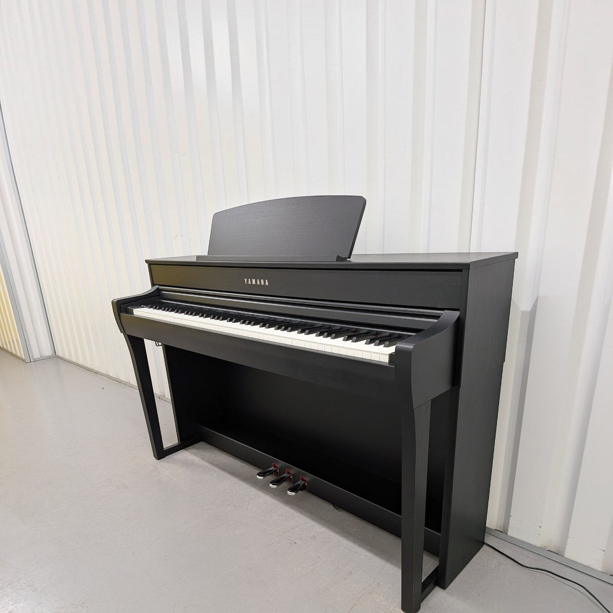Đàn piano điện Yamaha CLP-745 màu đen tại TÂN NHẠC CỤ, thiết kế dáng tủ sang trọng với bàn phím gỗ GrandTouch-S.