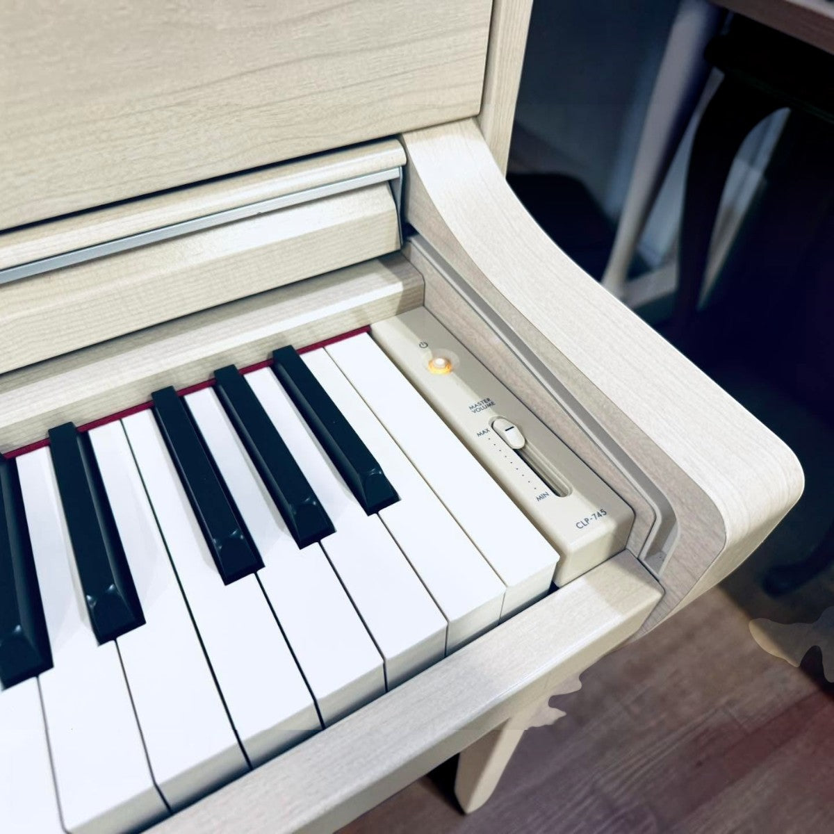 Đàn piano điện Yamaha CLP-745 màu gỗ sáng tại TÂN NHẠC CỤ với bàn phím GrandTouch-S và bảng điều khiển tinh tế