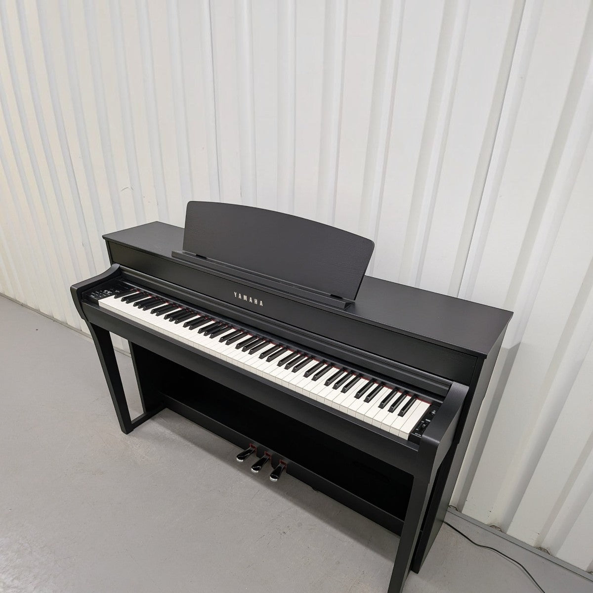 Đàn piano điện Yamaha CLP-745 màu đen tại Tân Nhạc Cụ, thiết kế dáng tủ sang trọng với bàn phím gỗ GrandTouch-S.