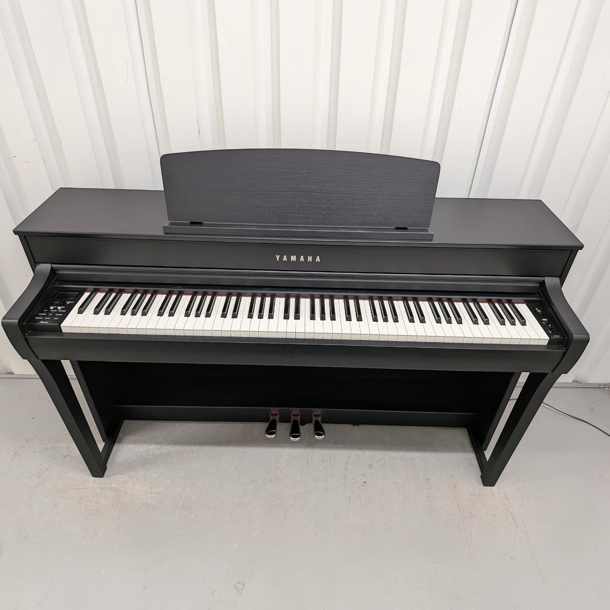 Đàn piano điện Yamaha CLP-745 màu đen tại Tân Nhạc Cụ, thiết kế dáng tủ sang trọng với bàn phím gỗ GrandTouch-S.