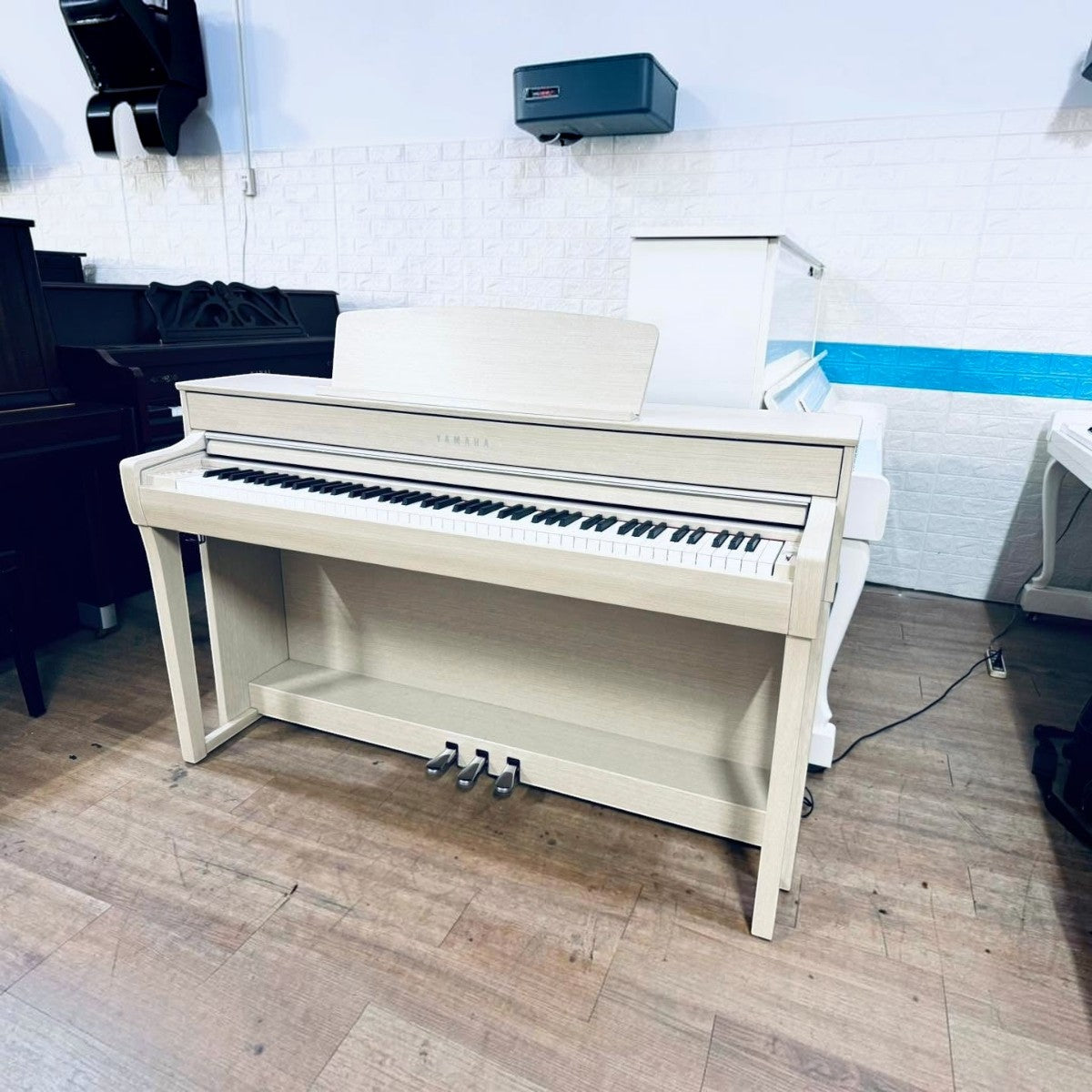 Đàn piano điện Yamaha CLP-745 màu gỗ sáng tại showroom TÂN NHẠC CỤ, thiết kế sang trọng với bàn phím gỗ GrandTouch-S.