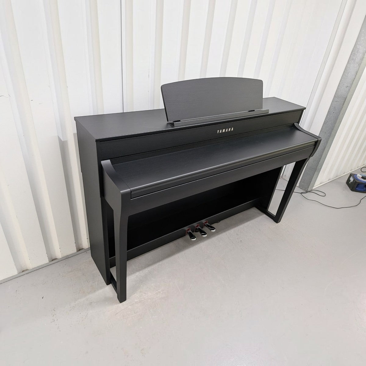 Đàn piano điện Yamaha CLP-745 màu đen tại Tân Nhạc Cụ, thiết kế dáng tủ sang trọng với bàn phím gỗ GrandTouch-S