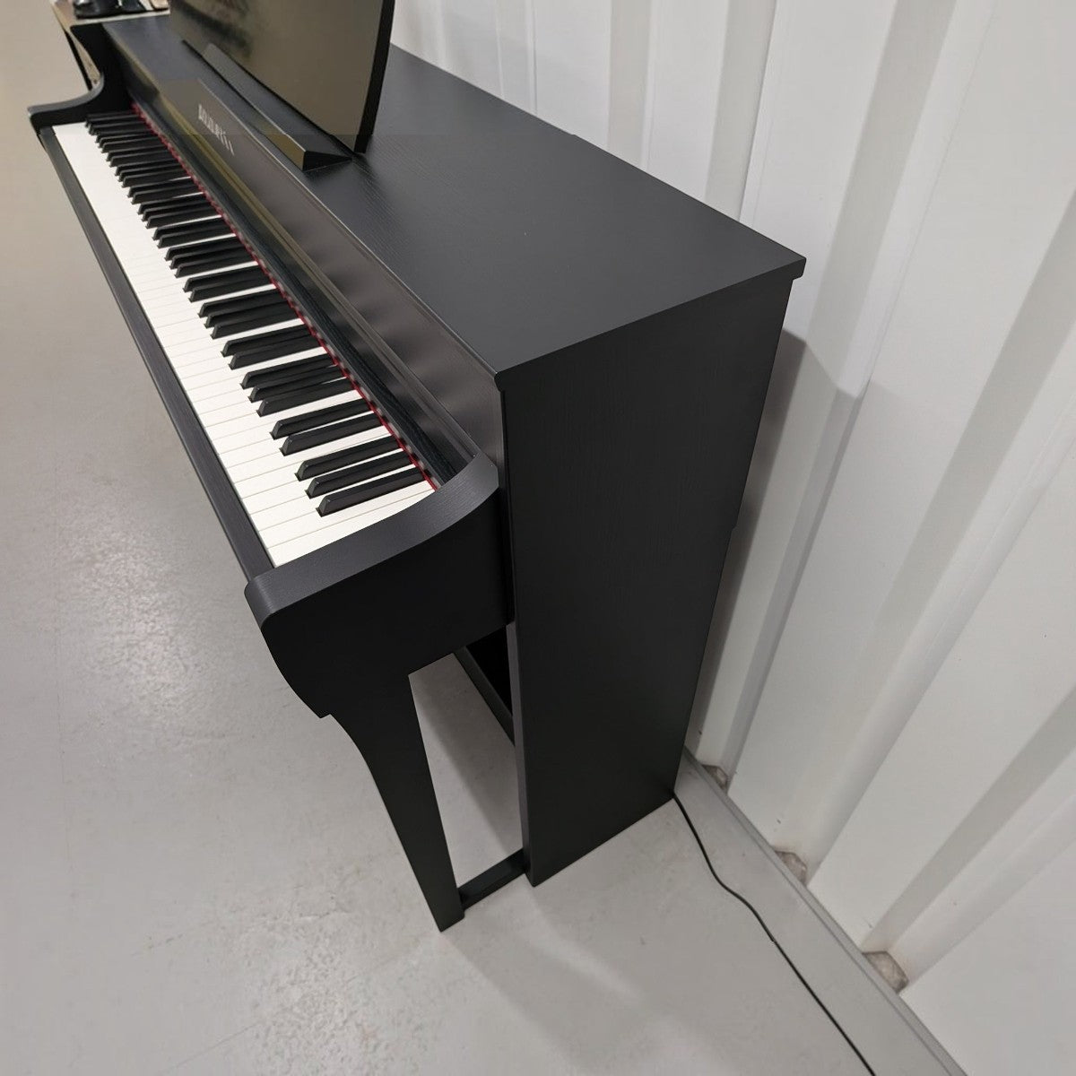 Đàn piano điện Yamaha CLP-745 màu đen tại TÂN NHẠC CỤ, thiết kế dáng tủ đứng sang trọng với bàn phím gỗ GrandTouch-S.
