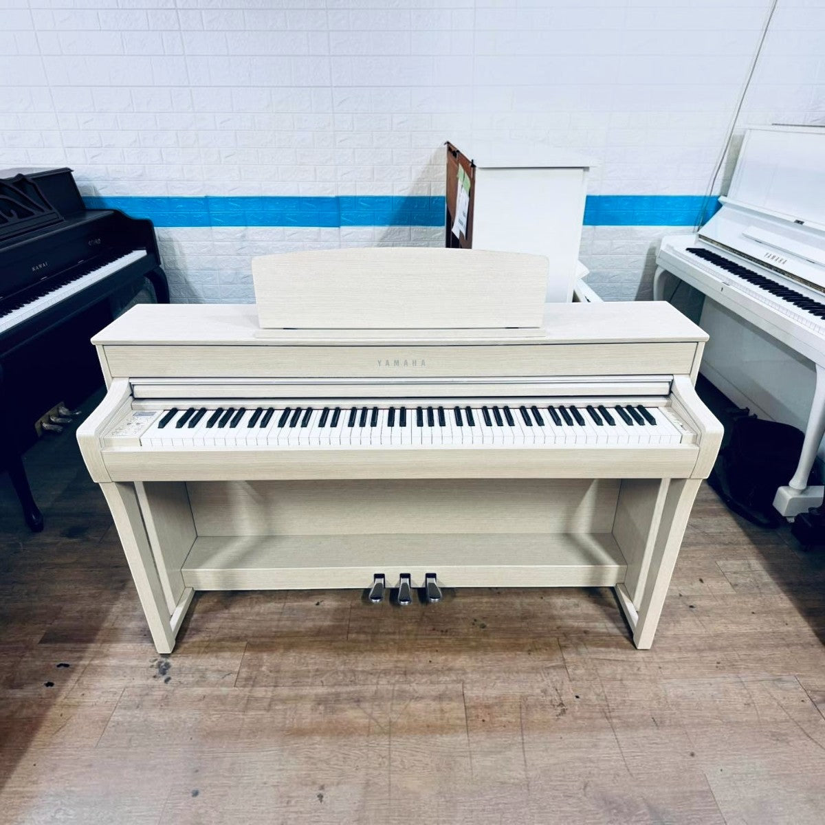 Đàn piano điện Yamaha CLP-745 màu gỗ sáng tại Tân Nhạc Cụ, thiết kế dáng tủ sang trọng với bàn phím gỗ GrandTouch-S.