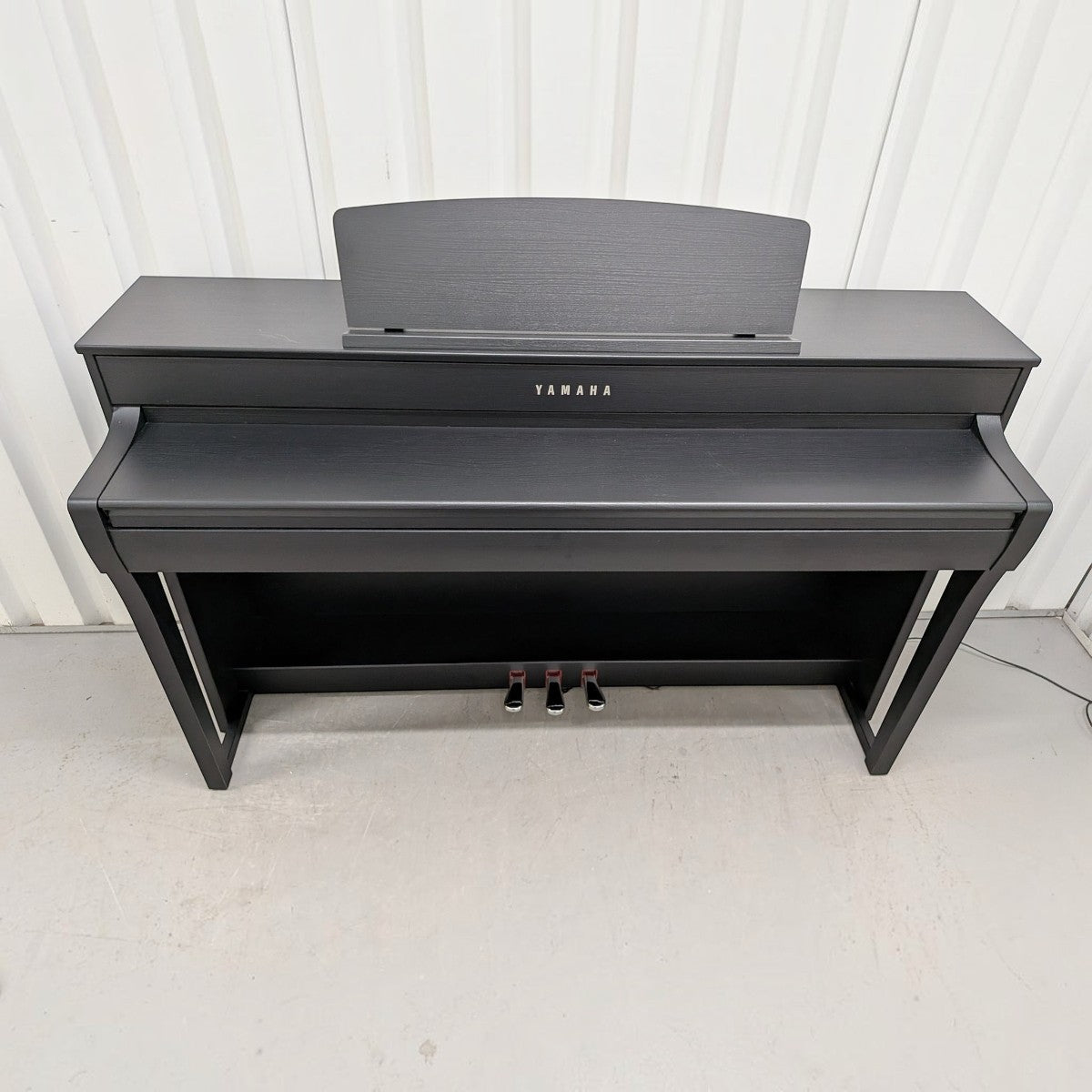Đàn piano điện Yamaha CLP-745 màu đen sang trọng tại TÂN NHẠC CỤ, thiết kế dáng tủ hiện đại với 88 phím gỗ cao cấp.