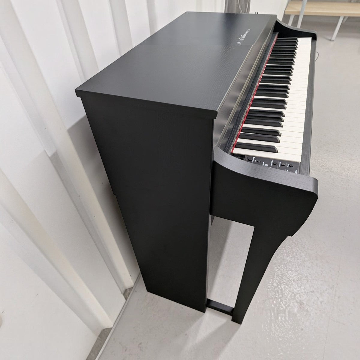 Đàn piano điện Yamaha CLP-745 màu đen tại Tân Nhạc Cụ, thiết kế dáng tủ sang trọng với bàn phím gỗ GrandTouch-S.