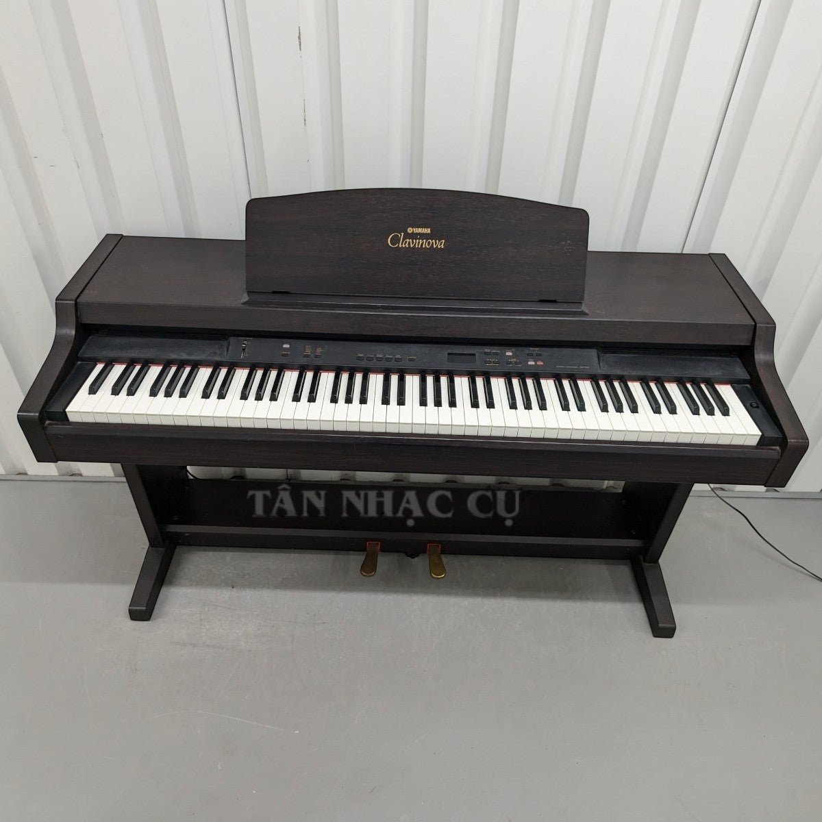 Đàn piano điện Yamaha Clavinova CLP-820 dáng tủ màu nâu gỗ sang trọng tại TÂN NHẠC CỤ