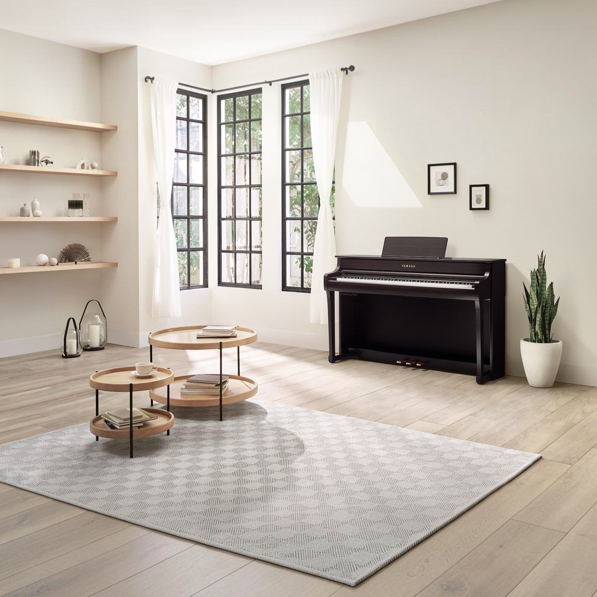 Đàn piano điện Yamaha CLP-835 màu đen sang trọng đặt trong phòng khách hiện đại tại Tân Nhạc Cụ