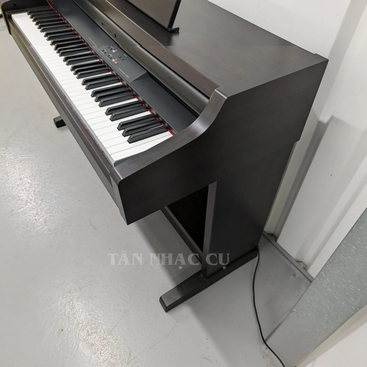 Đàn piano điện TÂN NHẠC CỤ Yamaha CLP840 dáng tủ màu gỗ tối với bàn phím búa GH, thiết kế thanh lịch cho gia đình.