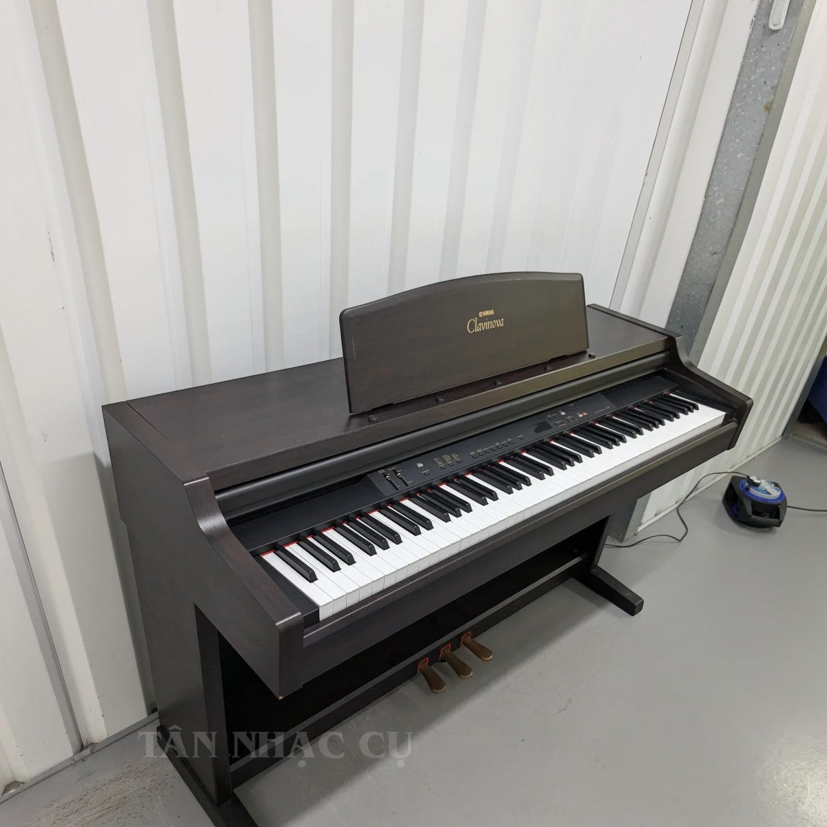 Đàn piano điện TÂN NHẠC CỤ Yamaha CLP840 dáng tủ màu gỗ nâu sang trọng với bàn phím búa GH và 3 pedal.