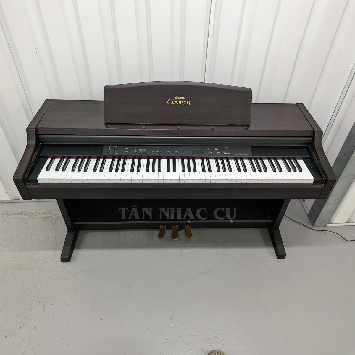 Đàn piano điện Yamaha CLP840 dáng tủ màu gỗ tại Tân Nhạc Cụ, thiết kế upright cổ điển với 3 pedal và bàn phím búa GH.