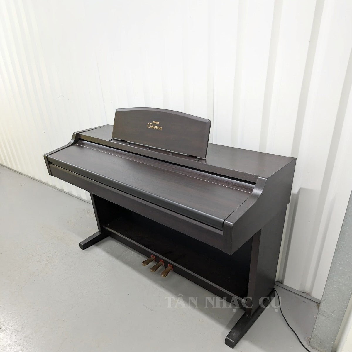 Đàn piano điện TÂN NHẠC CỤ Yamaha CLP840 dáng tủ upright màu gỗ nâu sang trọng với 3 pedal và nắp đậy phím