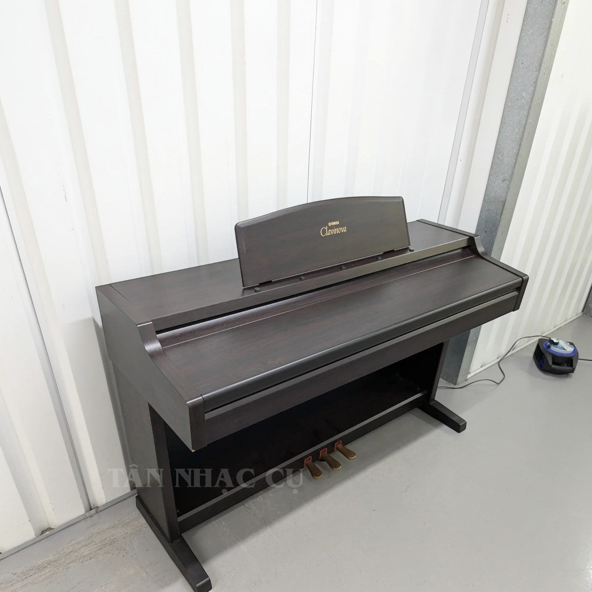 Đàn piano điện Yamaha CLP840 dáng tủ màu gỗ nâu thanh lịch tại TÂN NHẠC CỤ, thiết kế upright cổ điển với 3 pedal.