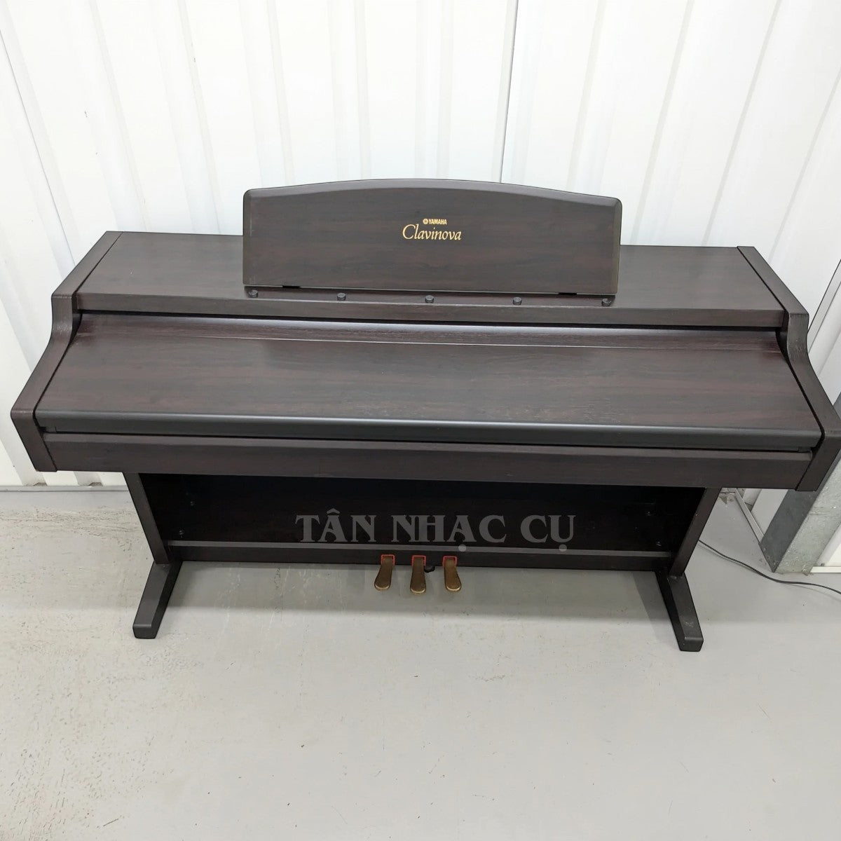 Đàn piano điện TÂN NHẠC CỤ Yamaha CLP840 dáng tủ upright màu gỗ nâu sang trọng với 3 pedal