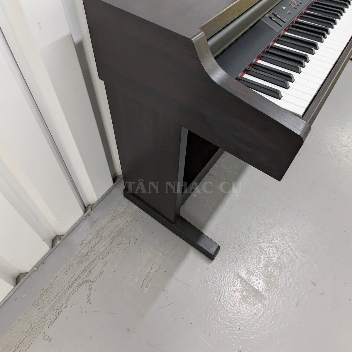Đàn piano điện TÂN NHẠC CỤ Yamaha CLP840 dáng tủ màu gỗ tối với bàn phím búa GH chắc chắn