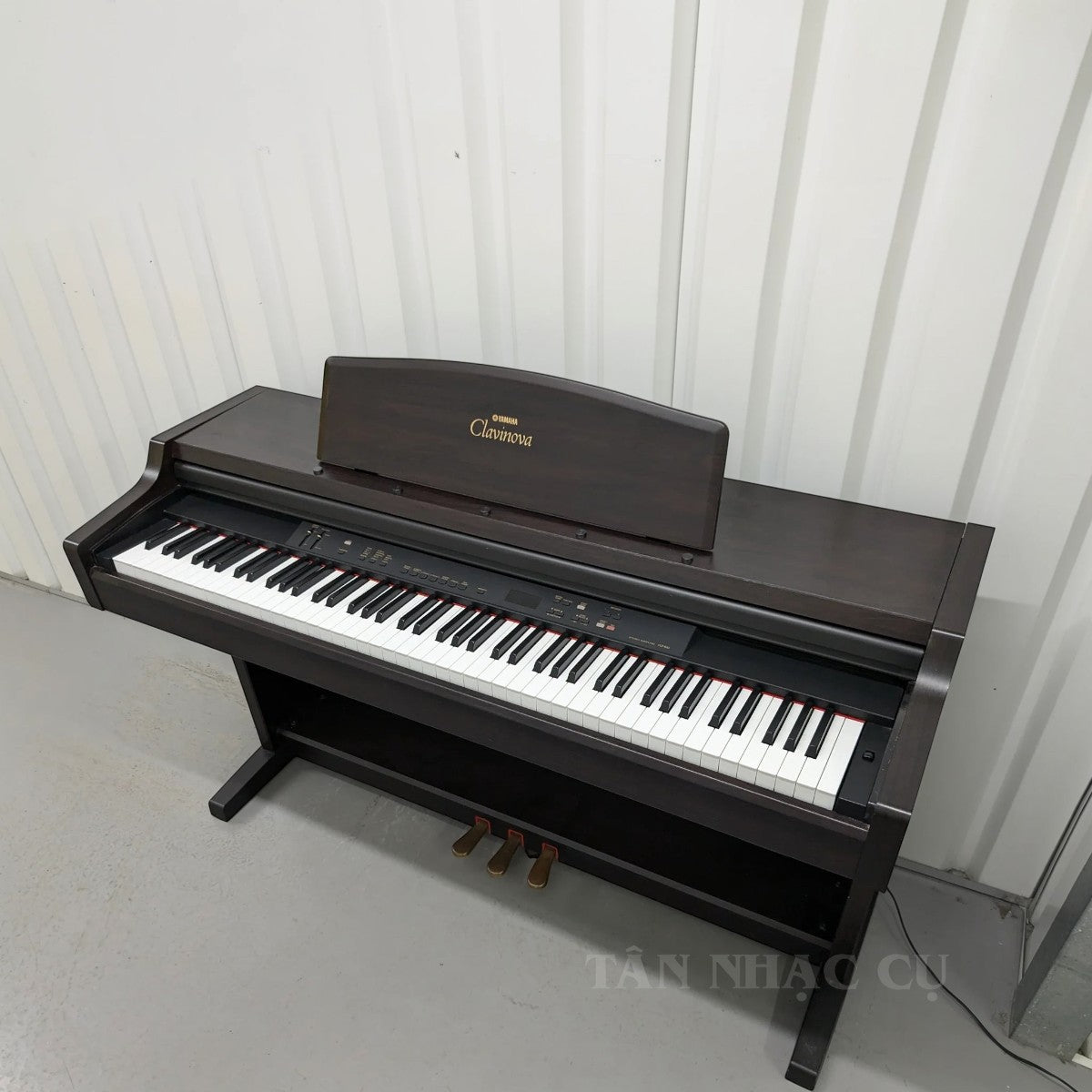 Đàn piano điện TÂN NHẠC CỤ Yamaha CLP840 dáng tủ màu gỗ nâu thanh lịch với bàn phím búa GH và 3 pedal