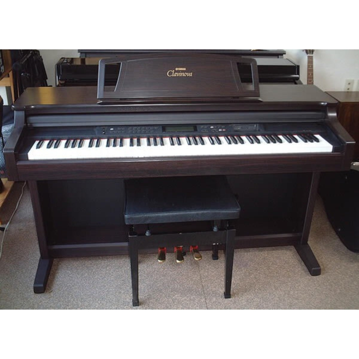 Đàn piano điện Yamaha CLP-870 dáng tủ màu nâu gỗ sang trọng tại cửa hàng TÂN NHẠC CỤ