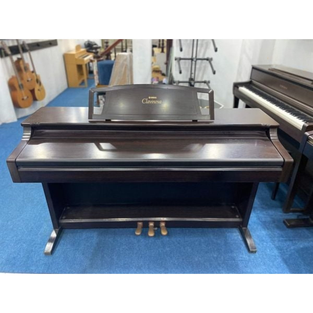 Đàn piano điện Yamaha CLP-870 dáng tủ màu gỗ tối tại showroom TÂN NHẠC CỤ
