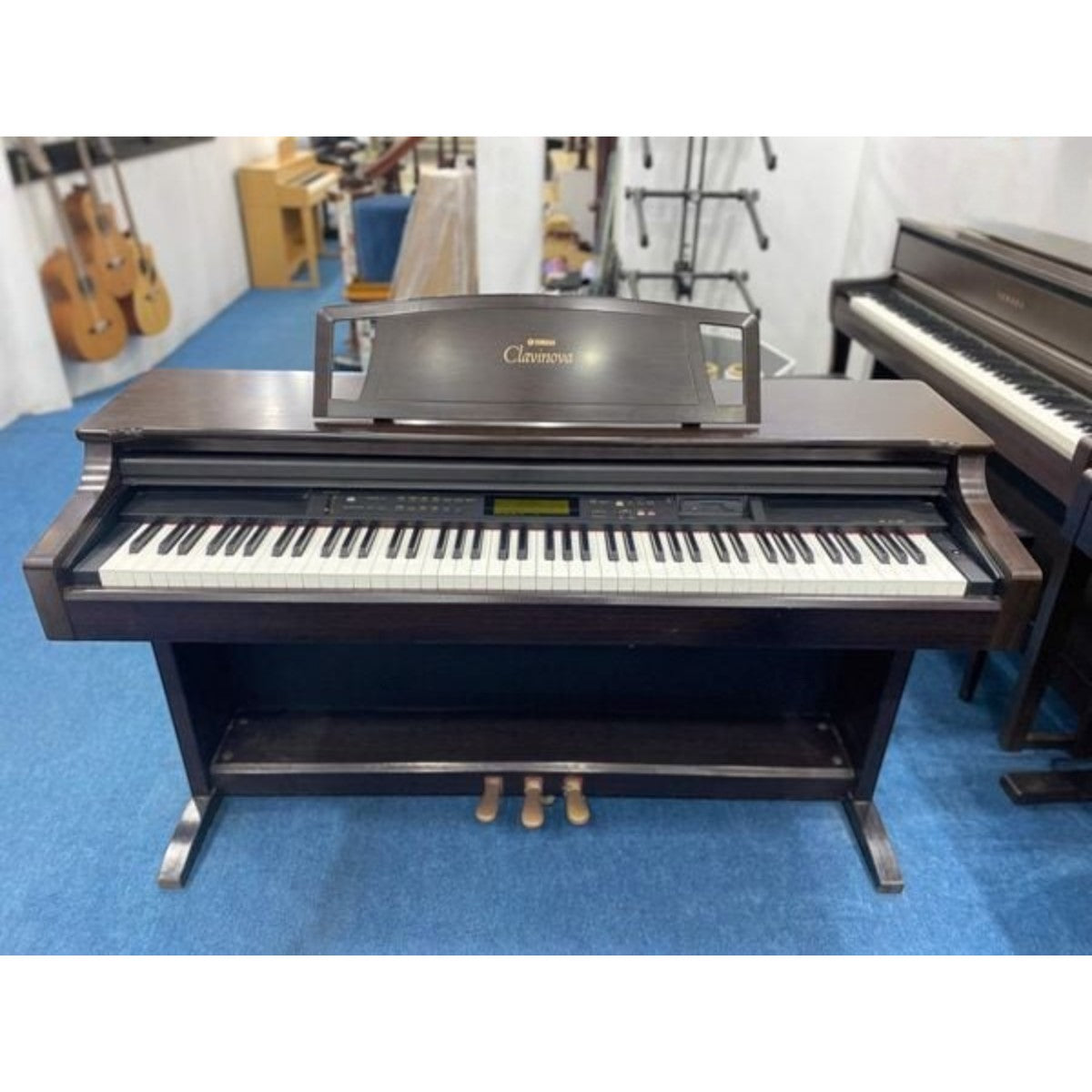 Đàn piano điện Yamaha CLP-870 dáng tủ màu nâu gỗ sang trọng tại cửa hàng Tân Nhạc Cụ
