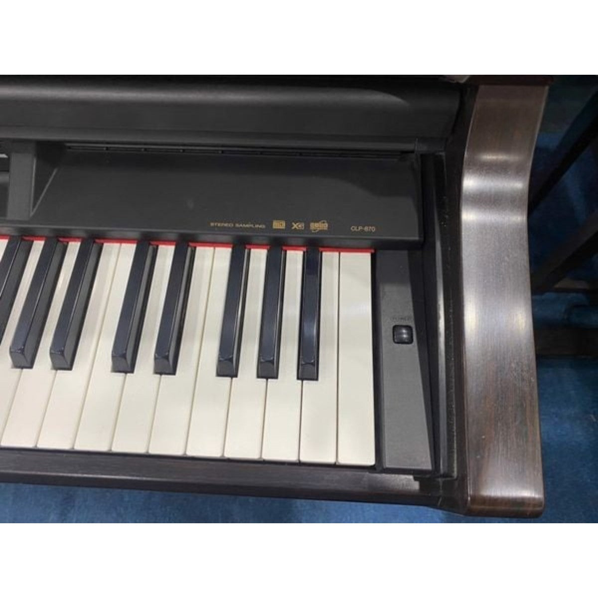 Đàn piano điện TÂN NHẠC CỤ Yamaha CLP-870 màu gỗ nâu với bàn phím búa 88 phím và thiết kế dáng tủ cổ điển
