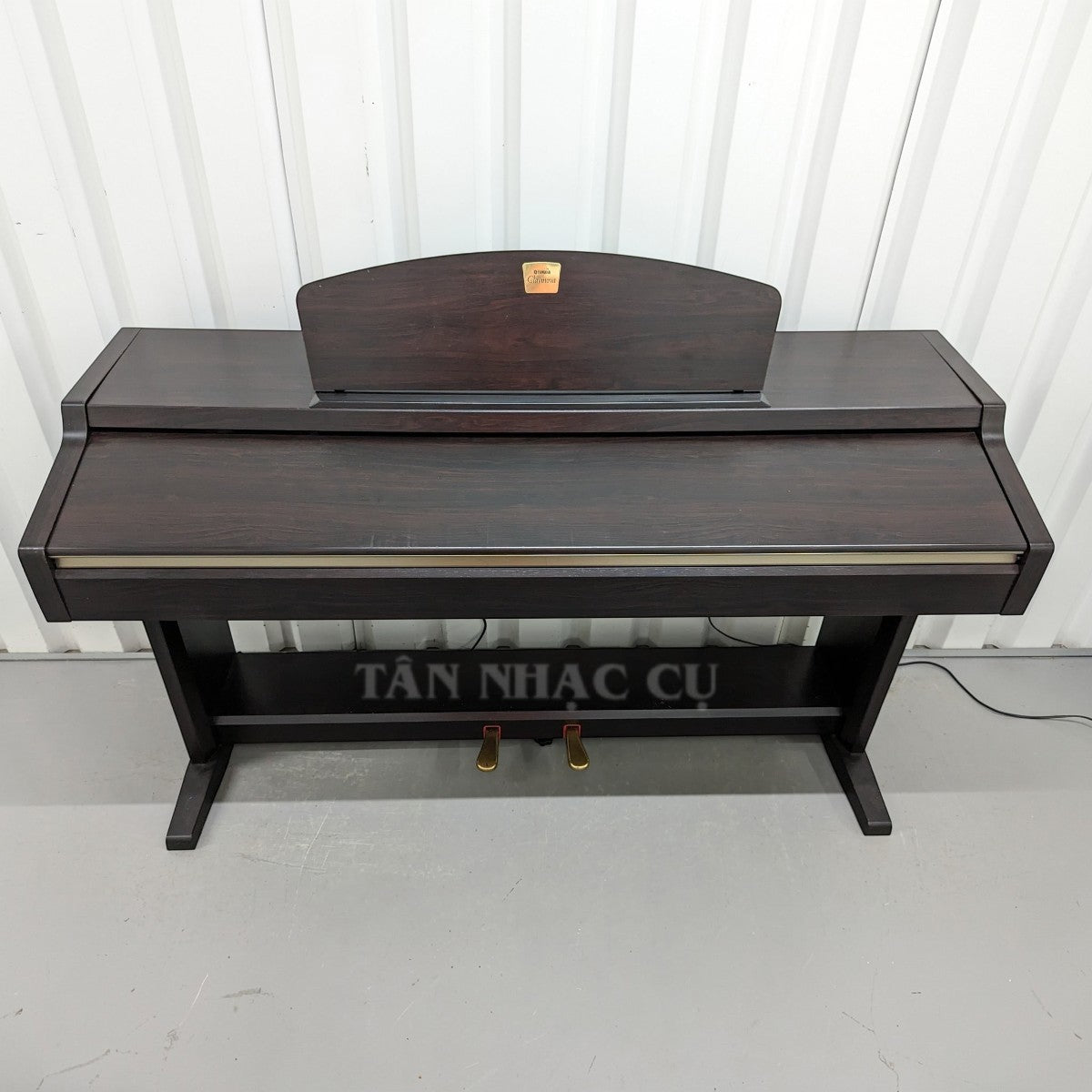 Đàn piano điện TÂN NHẠC CỤ Yamaha CLP-920 dáng tủ màu gỗ nâu sang trọng với nắp phím trượt