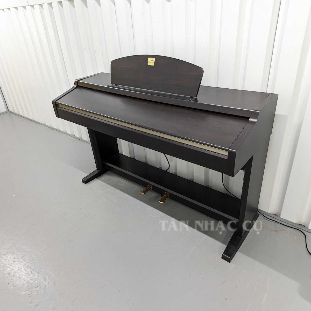 Đàn piano điện TÂN NHẠC CỤ Yamaha CLP-920 dáng tủ màu gỗ nâu sang trọng với nắp phím trượt và bàn phím búa GH bền bỉ