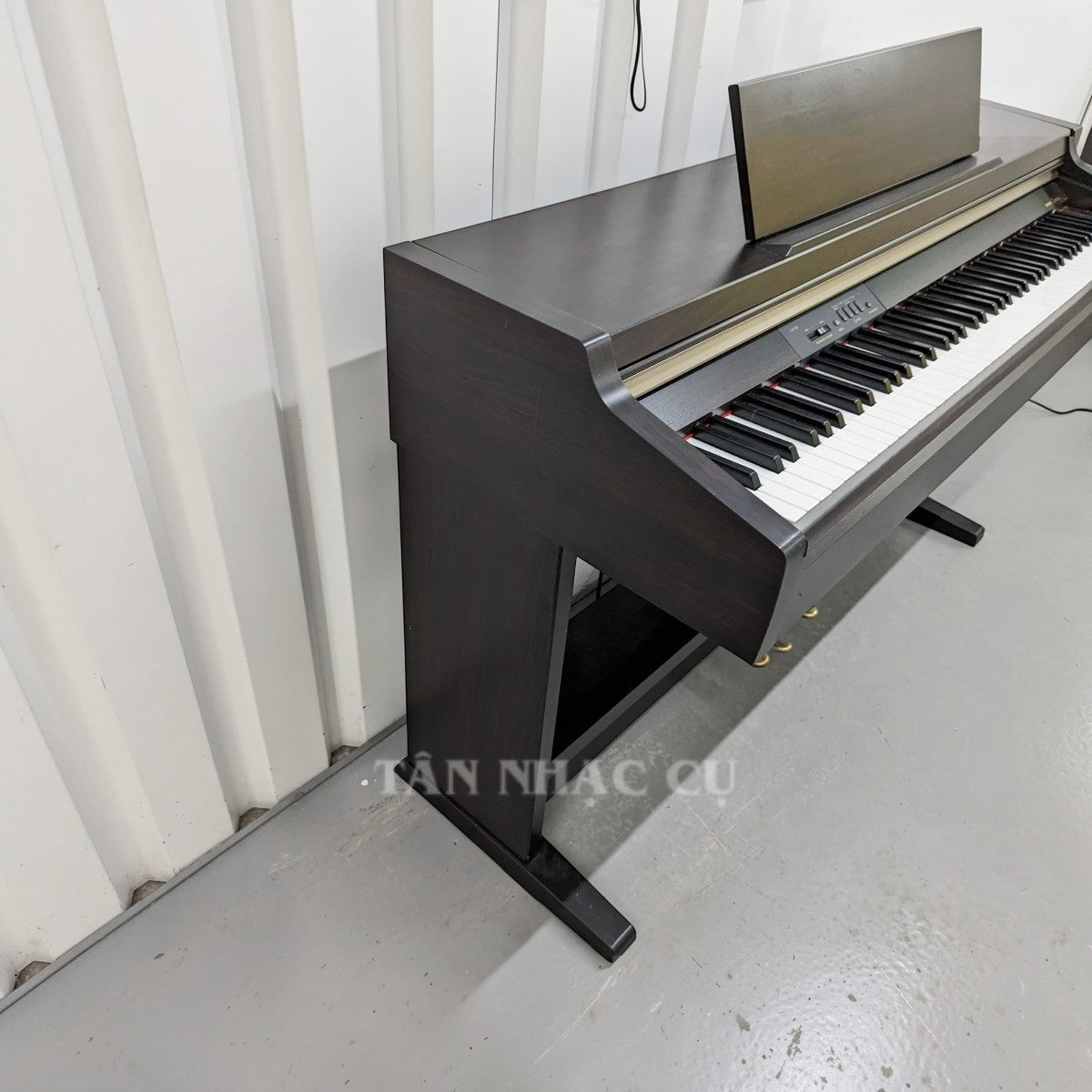 Đàn piano điện TÂN NHẠC CỤ Yamaha CLP-920 dáng tủ màu nâu gỗ sang trọng với bàn phím búa GH bền bỉ