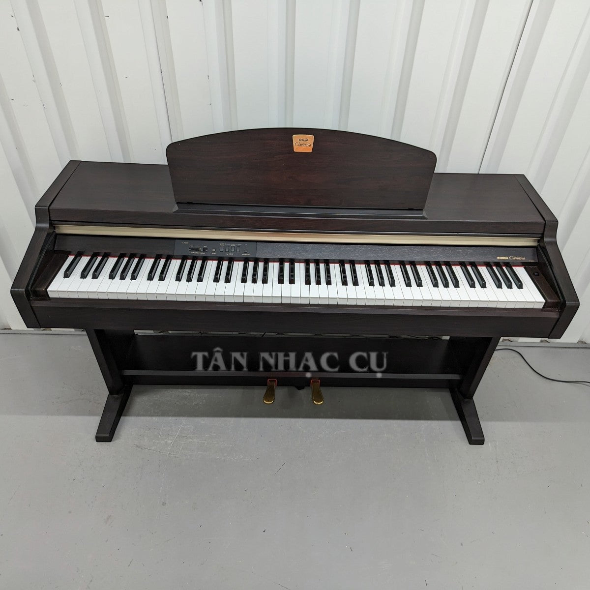 Đàn piano điện TÂN NHẠC CỤ Yamaha CLP-920 dáng tủ màu gỗ nâu sang trọng với bàn phím búa GH bền bỉ