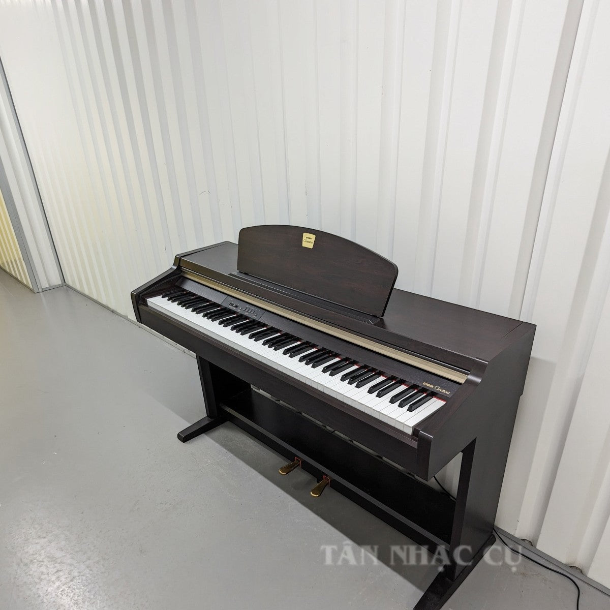 Đàn piano điện TÂN NHẠC CỤ Yamaha CLP-920 dáng tủ màu nâu gỗ sang trọng với bàn phím búa GH bền bỉ