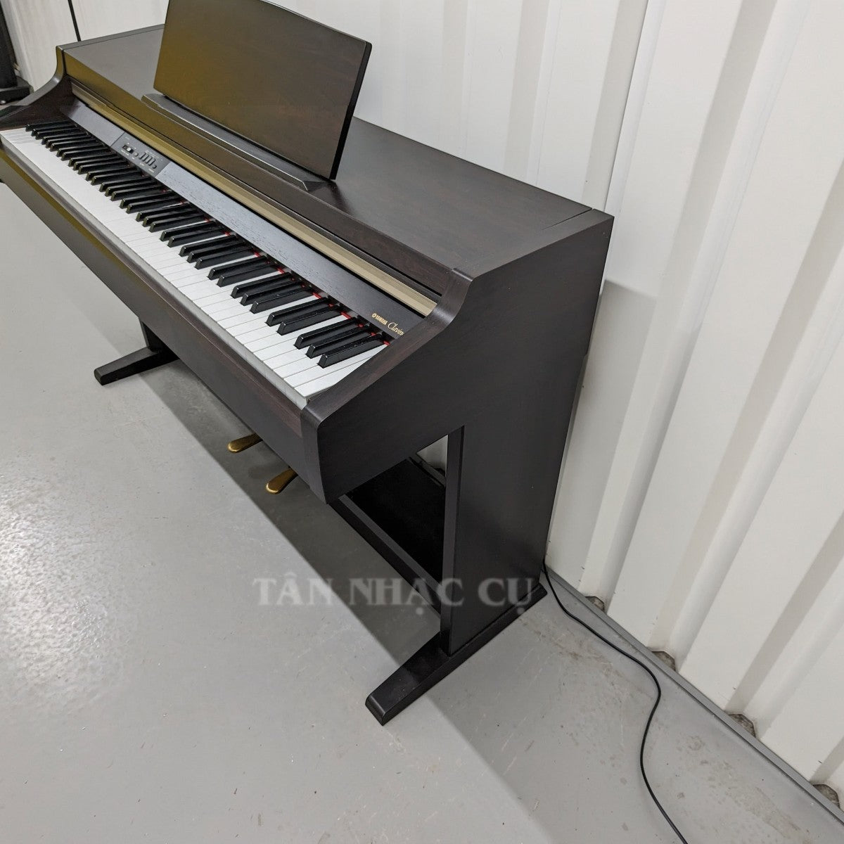 Đàn piano điện TÂN NHẠC CỤ Yamaha CLP-920 dáng tủ màu gỗ nâu cổ điển với bàn phím búa GH