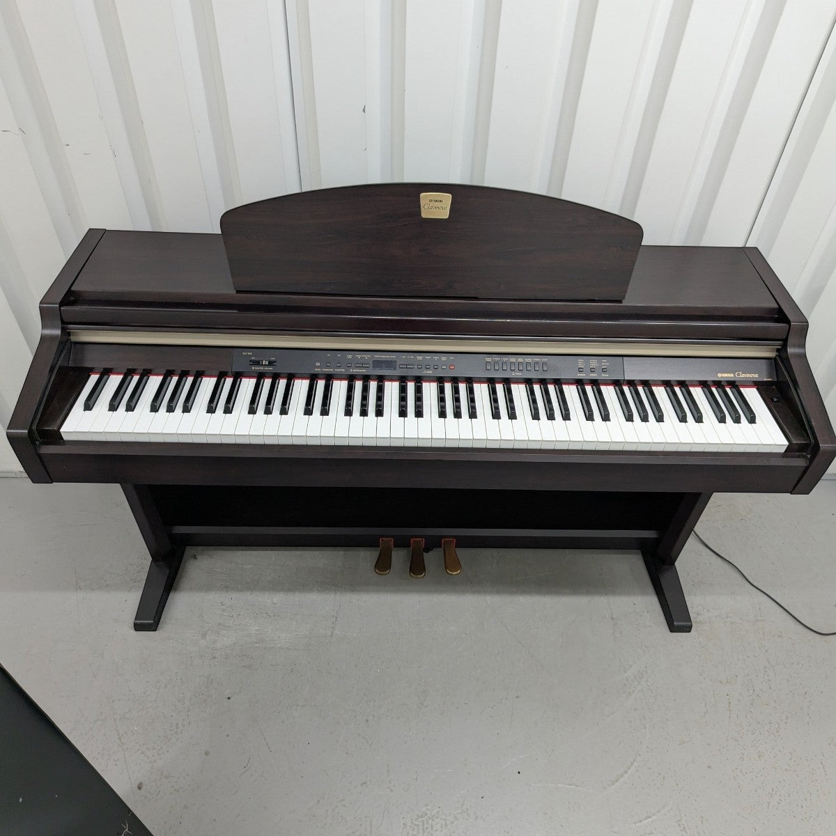 Đàn piano điện TÂN NHẠC CỤ Yamaha CLP930 dáng tủ màu gỗ nâu sang trọng với bàn phím búa GH và 3 pedal