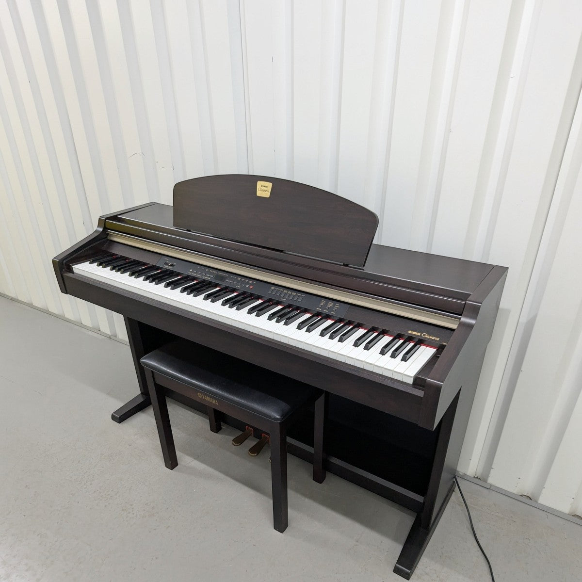 Đàn piano điện Yamaha CLP930 màu gỗ tối tại TÂN NHẠC CỤ, thiết kế dáng tủ upright sang trọng với bàn phím búa GH.